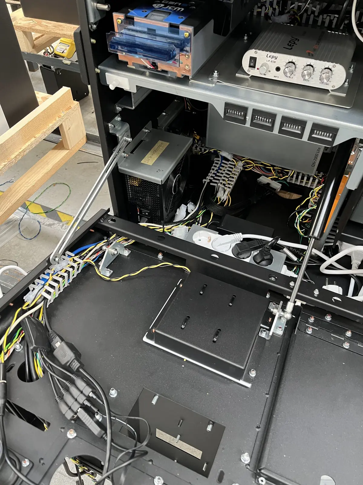 Blechchassis mit Netzteil, Verkabelung und Hardware, im Haus montiert