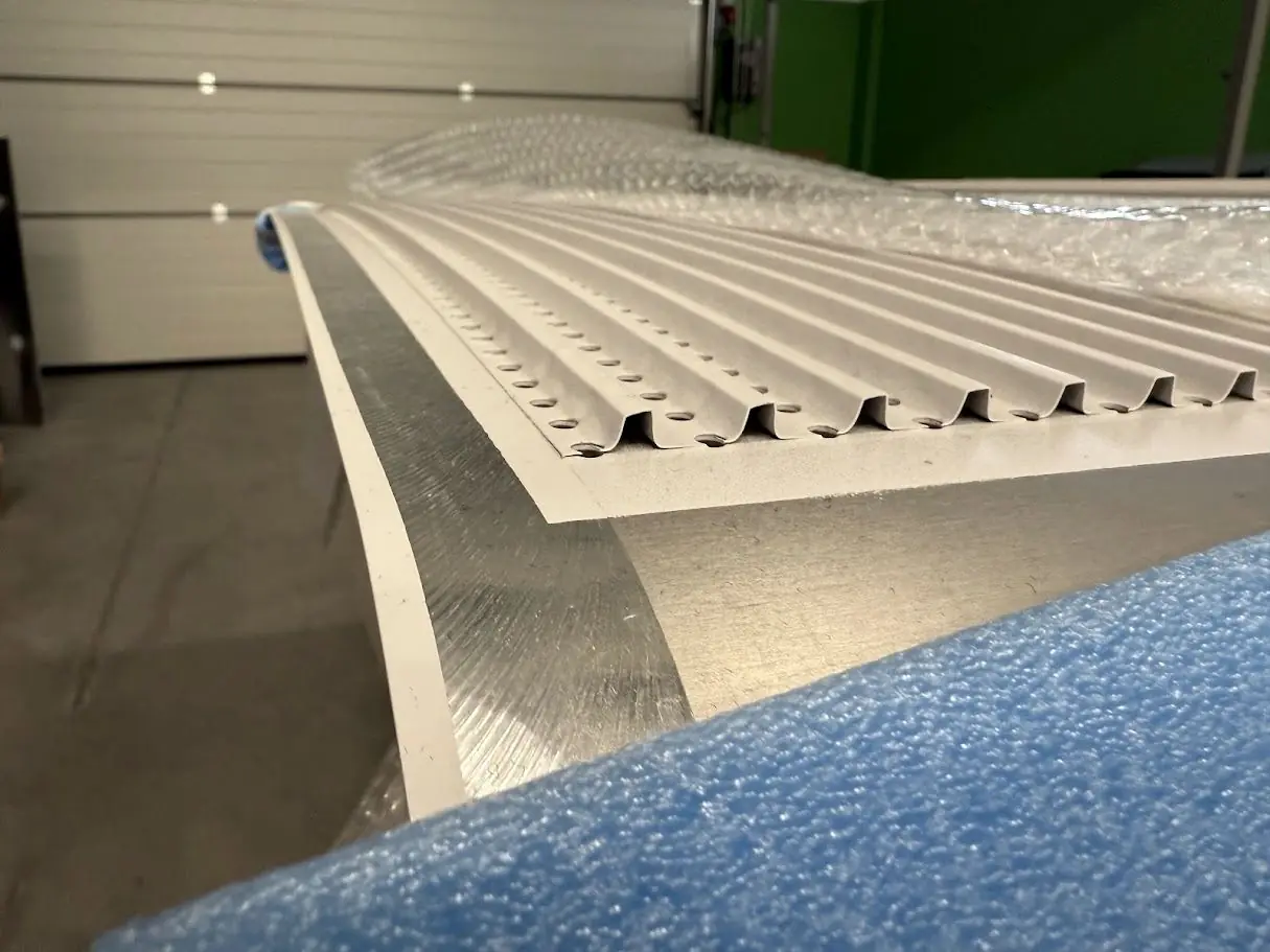 Langes perforiertes Rack-Paneel in der Fertigung